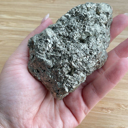 黃鐵礦又名愚人金(Fool’s Gold)  黃鐵礦是鐵和硫所形成的礦物，外觀反射出金黃色的光芒，所以會有人將黃鐵礦和黃金搞混。  🔮聚財法寶🔮  除了大家都十分熟悉的招財聚財功效外，其實黃鐵礦還可以用作辟邪，清除負氣場，淨化室內環境之用。  ** 記得盡量不要將黃鐵礦接觸水氣，盡量保持乾爽，平時得閒用乾紙巾抹抹保持閃令令就可以了😊     Origin : Peru 🇵🇪