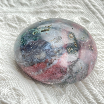 海洋碧玉手把

Pastels 感覺的顏色是真的很吸引的，有一種很平靜的感覺

海洋碧玉又名海洋石，是馬達加斯加的特產，最初發現於沿海地區，顏色範圍廣泛，色彩多樣性，大多數是由不透明的玉髓及石英組成的，而有些部分則是半透明及結晶化的。而海洋碧玉也稱作球形碧玉(Orbicular Jasper)。

海洋碧玉是你心情覺得沮喪時的好夥伴

-穩定情緒，平衡身心

-釋除負面的自我認知

-排走負能量，令頭腦清晰

-開啟內心的快樂和滿足