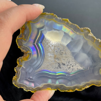 虹彩瑪瑙是一種細帶狀、半透明的石髓 (Chalcedony)，並且可將透射光分解成為光譜顏色。”Iris”意為”彩虹”或”虹彩虹色的”，源自於希臘彩虹女神的名字。  Iris agate is a finely-banded, translucent variety of chalcedony that breaks up transmitted light into spectral colors. The word “Iris” means “rainbow” or “to make iridescent” and is derived from the name of the Greek goddess of the rainbow.     *以上資料轉載自 “GIA Hong Kong - Jul 2021”