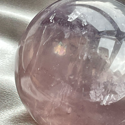 紫螢石共生雲母球  這個是一個一半淡一半深紫的，也算是個千層，佢兩面都是好閃好靚嘅雲母，加埋一齊就好似星空一樣。   螢石是不可或缺的晶石之一，除左螢石有豐富嘅色彩和好高的觀賞價值之外，放她在工作枱亦都可以時時刻刻緩解煩躁的情緒，有助減低壓力，去除人體積累的負能量，同時亦可以減低電子器材發出的輻射。  螢石  -幫助頭腦保持清晰  -提升注意力集中  -適合常常用腦ge 朋友同同學仔  紫螢石適合從事思考的工作者，讓思考更敏銳。     *當中有部分相片和片段尾段是打燈效果