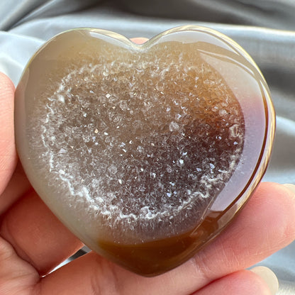 瑪瑙心心配靚靚晶牙  瑪瑙是玉髓礦石的一種，同為石英(Quartz)族的一員，有不同的顏色，多由半透明與不透明的條紋互相交替著，有著不同細膩的帶狀紋理和圖樣，全部都是獨一無二的圖案，非常特別，亦是我喜歡欣賞瑪瑙的其中一個原因。  瑪瑙亦是佛教七寶之一，自古以來是作辟邪，護身符之用，能量是沉厚，穩定而柔和的，對消除壓力，負面能量有幫助，從而能夠改善睡眠質素，增強記憶力。     -平靜情緒  -聚氣聚財  -吸引貴人  -招好運  -增強運勢   
