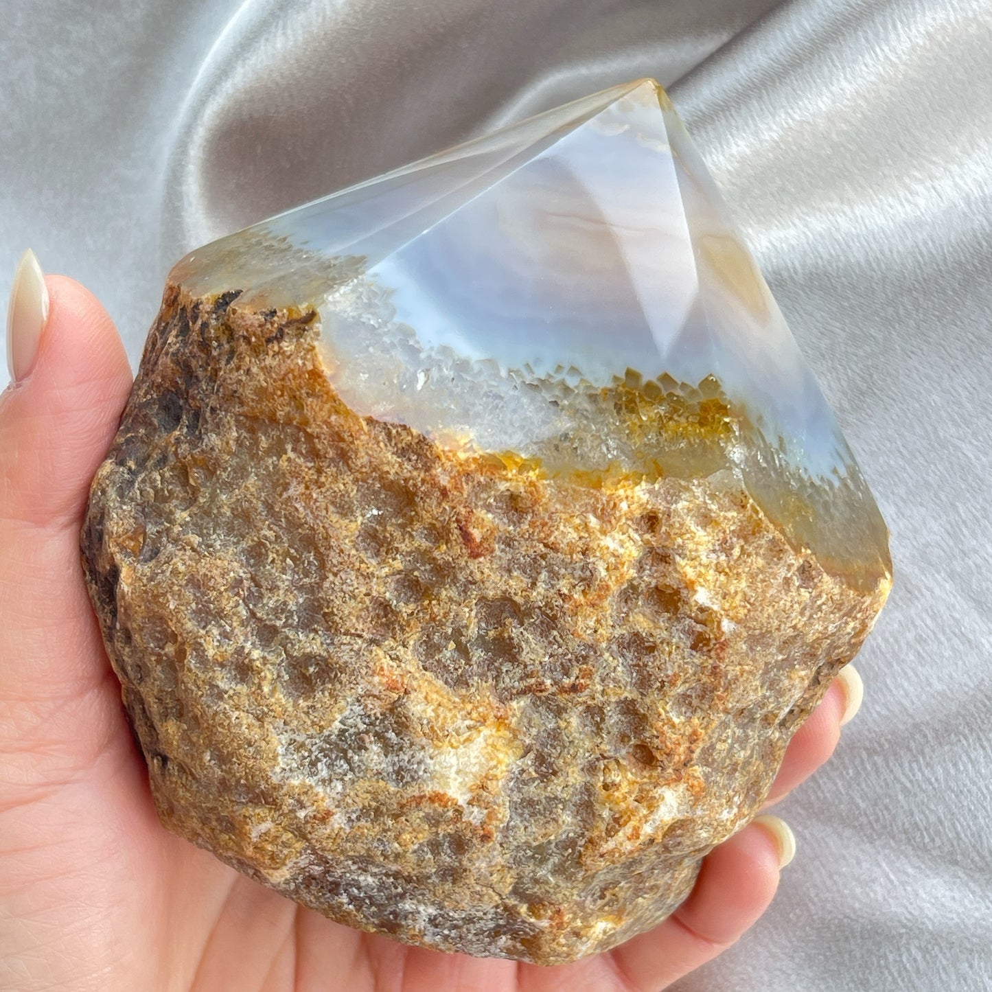 呢一lot agate cut base , 喜歡一些原始，簡單啲ge 朋友仔可以留意下，這款是只打磨上面嘅尖頂，底部則簡單切平，除了用作擺設外，佢哋size 非常適合放手串佢消磁的😊  -能令人精神放鬆，減少失眠症狀 -瑪瑙具有平衡，穩定及保護的作用 -也是護身符及辟邪物，有保平安功效 -瑪瑙維持身心和諧，增強愛、忠誠及勇氣