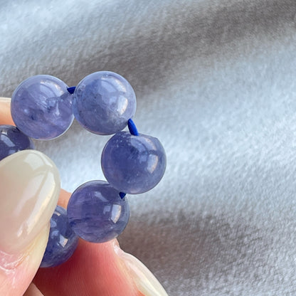 坦桑石手串 -Tanzanite  ✨十二月誕生石✨      幫助於迷茫中找到方向和力量     增強覺悟性，提高自我反省能力     增強人際關係和溝通技巧     平衡情緒，減輕壓力和焦慮     提升創造力和想像力，激發靈感     它是一種相對脆弱的寶石：儘管坦桑石的硬度在6.5-7之間，但它的脆弱性比其他寶石更高，因此需要特別小心保護和保養。