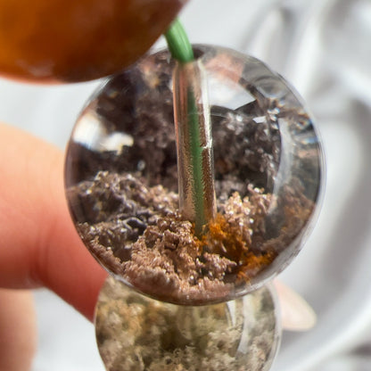 半盤彩幽靈手串  幽靈是指內有多種顏色的火山泥或礦物質，主要有綠、紅、橙和白，包含了多種功效。 綠幽靈  -主正財，由事業，主意帶來的財富  -聚財，由辛勤努力而累積的財富  -招有助增旺事業的貴人  -平穩情緒  紅幽靈  -增加包容心與同理心  -增加理解力與包容能力  -招財的功效  -緩解疲憊，放鬆情緒  白幽靈  -淨化個人氣場  -提升記憶力