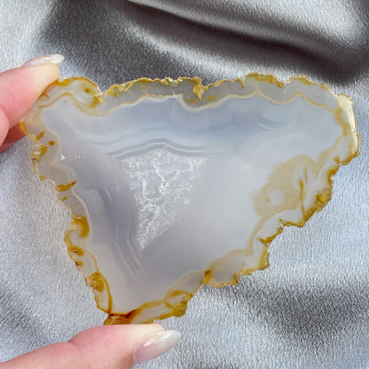 虹彩瑪瑙是一種細帶狀、半透明的石髓 (Chalcedony)，並且可將透射光分解成為光譜顏色。”Iris”意為”彩虹”或”虹彩虹色的”，源自於希臘彩虹女神的名字。  Iris agate is a finely-banded, translucent variety of chalcedony that breaks up transmitted light into spectral colors. The word “Iris” means “rainbow” or “to make iridescent” and is derived from the name of the Greek goddess of the rainbow.     *以上資料轉載自 “GIA Hong Kong - Jul 2021”
