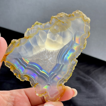 虹彩瑪瑙是一種細帶狀、半透明的石髓 (Chalcedony)，並且可將透射光分解成為光譜顏色。”Iris”意為”彩虹”或”虹彩虹色的”，源自於希臘彩虹女神的名字。  Iris agate is a finely-banded, translucent variety of chalcedony that breaks up transmitted light into spectral colors. The word “Iris” means “rainbow” or “to make iridescent” and is derived from the name of the Greek goddess of the rainbow.     *以上資料轉載自 “GIA Hong Kong - Jul 2021”