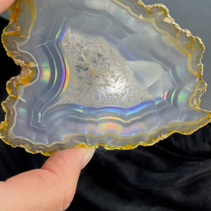 虹彩瑪瑙是一種細帶狀、半透明的石髓 (Chalcedony)，並且可將透射光分解成為光譜顏色。”Iris”意為”彩虹”或”虹彩虹色的”，源自於希臘彩虹女神的名字。  Iris agate is a finely-banded, translucent variety of chalcedony that breaks up transmitted light into spectral colors. The word “Iris” means “rainbow” or “to make iridescent” and is derived from the name of the Greek goddess of the rainbow.     *以上資料轉載自 “GIA Hong Kong - Jul 2021”