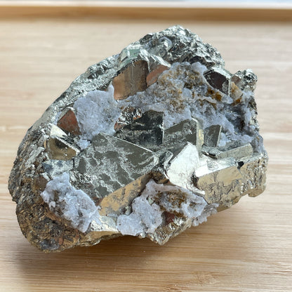 黃鐵礦又名愚人金(Fool’s Gold)  黃鐵礦是鐵和硫所形成的礦物，外觀反射出金黃色的光芒，所以會有人將黃鐵礦和黃金搞混。  🔮聚財法寶🔮  除了大家都十分熟悉的招財聚財功效外，其實黃鐵礦還可以用作辟邪，清除負氣場，淨化室內環境之用。  ** 記得盡量不要將黃鐵礦接觸水氣，盡量保持乾爽，平時得閒用乾紙巾抹抹保持閃令令就可以了😊     Origin : Peru 🇵🇪
