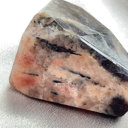  太陽石堇青石共生隨形  Sunstone Iolite  太陽石堇青石結合了Sunstone的溫暖喜悅和Iolite的涼爽平靜，幫助我們看到可能性。當生活感覺混亂，他能幫助我們重新接地並冷靜地評估情況。而且激活了我們解決問題的技能，鼓勵邏輯和直覺思維，帶來新的視角。太陽石堇青石推薦給任何想在身心上更健康的人，幫助我們養成健康的習慣並持開放態度。