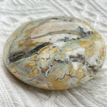 海洋碧玉手把

Pastels 感覺的顏色是真的很吸引的，有一種很平靜的感覺

海洋碧玉又名海洋石，是馬達加斯加的特產，最初發現於沿海地區，顏色範圍廣泛，色彩多樣性，大多數是由不透明的玉髓及石英組成的，而有些部分則是半透明及結晶化的。而海洋碧玉也稱作球形碧玉(Orbicular Jasper)。

海洋碧玉是你心情覺得沮喪時的好夥伴

-穩定情緒，平衡身心

-釋除負面的自我認知

-排走負能量，令頭腦清晰

-開啟內心的快樂和滿足