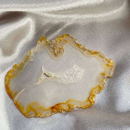 虹彩瑪瑙是一種細帶狀、半透明的石髓 (Chalcedony)，並且可將透射光分解成為光譜顏色。”Iris”意為”彩虹”或”虹彩虹色的”，源自於希臘彩虹女神的名字。  Iris agate is a finely-banded, translucent variety of chalcedony that breaks up transmitted light into spectral colors. The word “Iris” means “rainbow” or “to make iridescent” and is derived from the name of the Greek goddess of the rainbow.     *以上資料轉載自 “GIA Hong Kong - Jul 2021”