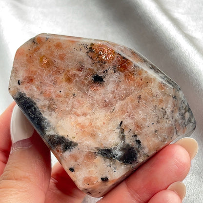  太陽石堇青石共生隨形  Sunstone Iolite  太陽石堇青石結合了Sunstone的溫暖喜悅和Iolite的涼爽平靜，幫助我們看到可能性。當生活感覺混亂，他能幫助我們重新接地並冷靜地評估情況。而且激活了我們解決問題的技能，鼓勵邏輯和直覺思維，帶來新的視角。太陽石堇青石推薦給任何想在身心上更健康的人，幫助我們養成健康的習慣並持開放態度。