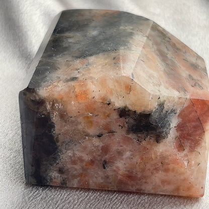 Sunstone Iolite  太陽石堇青石結合了Sunstone的溫暖喜悅和Iolite的涼爽平靜，幫助我們看到可能性。當生活感覺混亂，他能幫助我們重新接地並冷靜地評估情況。而且激活了我們解決問題的技能，鼓勵邏輯和直覺思維，帶來新的視角。太陽石堇青石推薦給任何想在身心上更健康的人，幫助我們養成健康的習慣並持開放態度。