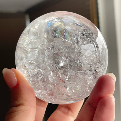 彩虹白水晶球  靜靜地看著，可以令煩悶的情緒暫時放下，享受寧靜的一刻😊  -「水晶之王」，是萬用療癒石  -能淨化四周負性能量  -釋放負能量，平衡內心的焦慮不安  -鎮定安神之效，開發智慧  -提升自我肯定，提升正能量  -幫助集中注意力，有助讀書求學