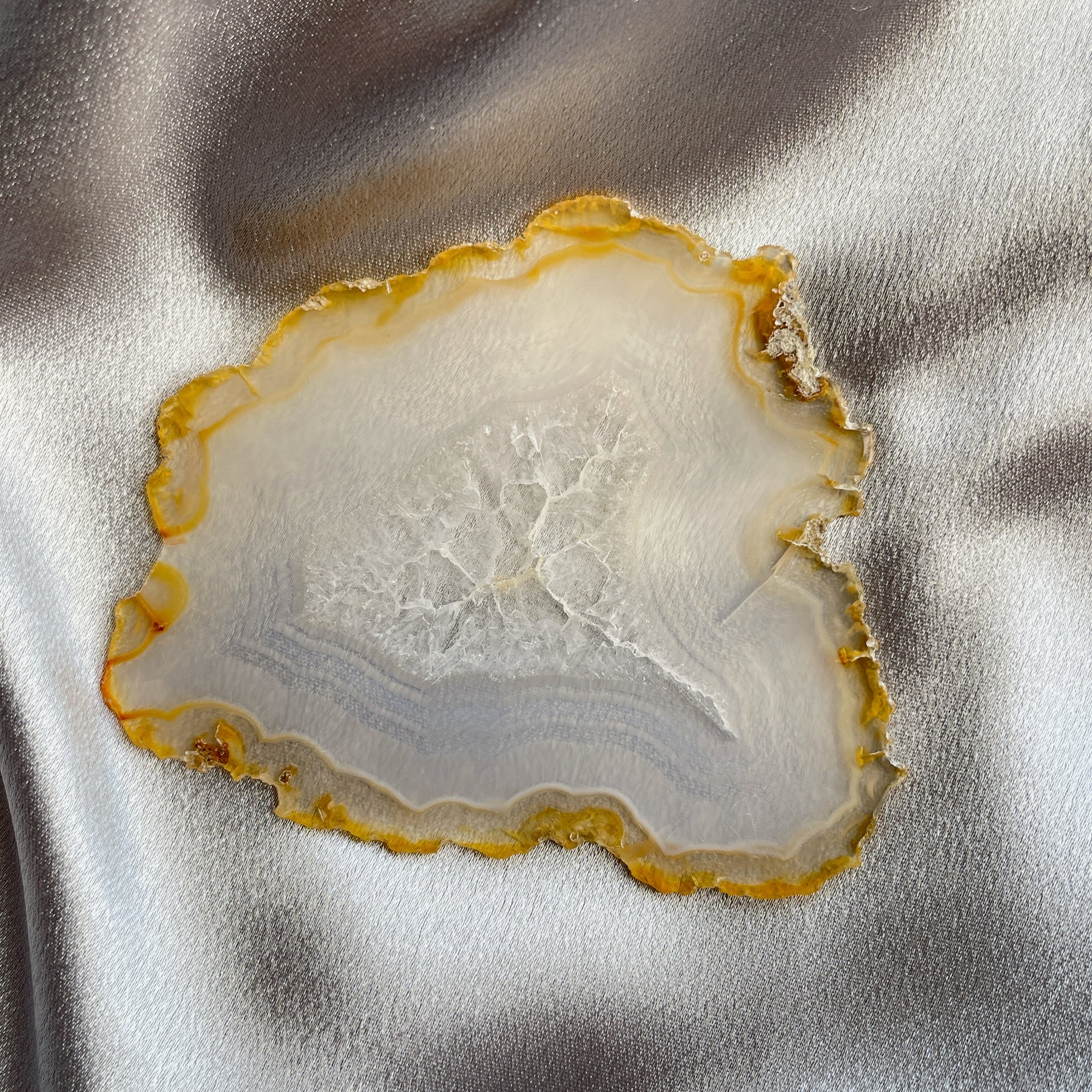 虹彩瑪瑙是一種細帶狀、半透明的石髓 (Chalcedony)，並且可將透射光分解成為光譜顏色。”Iris”意為”彩虹”或”虹彩虹色的”，源自於希臘彩虹女神的名字。  Iris agate is a finely-banded, translucent variety of chalcedony that breaks up transmitted light into spectral colors. The word “Iris” means “rainbow” or “to make iridescent” and is derived from the name of the Greek goddess of the rainbow.     *以上資料轉載自 “GIA Hong Kong - Jul 2021”