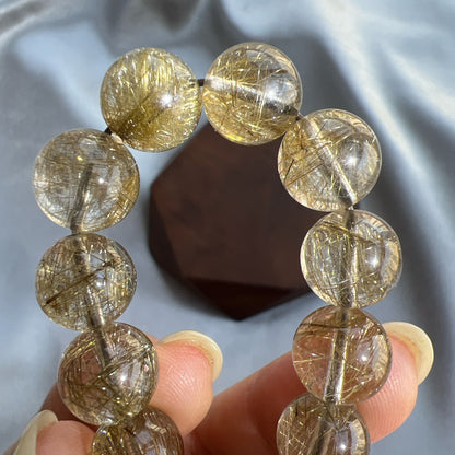 高質香檳色魔鬼髮晶/銀銅髮晶  全清晶體，髮多分明。在燈光照耀下，會呈現非常美麗的閃爍效果。是加強財運方面的好選擇！   -旺正財及偏財  -有利生意增長，開拓業務  -有助改善個人運勢  -助你找回自信，做事積極向上  -增強領導能力  -加強決策力，勇氣和魄力  -可作護身符，辟邪擋煞  -去負能量