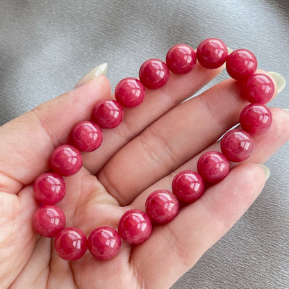 薔薇輝石

薔薇輝石 又名[ 玫瑰石 ]

是一種不透明的矽酸錳礦物，色調從淡粉色到深紅色不等

它具有玻璃光澤由方解石、鐵和鎂等其他礦物質組成



-消除紊亂思緒，保持清晰思考

-增加親和力，建立自信心

-有助培養高貴情操，擴闊心胸

-有助調和親情，友情，愛情的關係