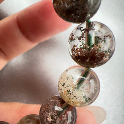 半盤彩幽靈手串  幽靈是指內有多種顏色的火山泥或礦物質，主要有綠、紅、橙和白，包含了多種功效。 綠幽靈  -主正財，由事業，主意帶來的財富  -聚財，由辛勤努力而累積的財富  -招有助增旺事業的貴人  -平穩情緒  紅幽靈  -增加包容心與同理心  -增加理解力與包容能力  -招財的功效  -緩解疲憊，放鬆情緒  白幽靈  -淨化個人氣場  -提升記憶力