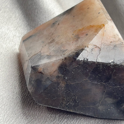 太陽石堇青石共生隨形  Sunstone Iolite  太陽石堇青石結合了Sunstone的溫暖喜悅和Iolite的涼爽平靜，幫助我們看到可能性。當生活感覺混亂，他能幫助我們重新接地並冷靜地評估情況。而且激活了我們解決問題的技能，鼓勵邏輯和直覺思維，帶來新的視角。太陽石堇青石推薦給任何想在身心上更健康的人，幫助我們養成健康的習慣並持開放態度。