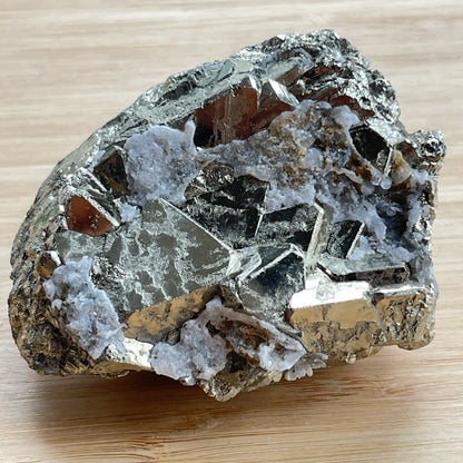 黃鐵礦又名愚人金(Fool’s Gold)  黃鐵礦是鐵和硫所形成的礦物，外觀反射出金黃色的光芒，所以會有人將黃鐵礦和黃金搞混。  🔮聚財法寶🔮  除了大家都十分熟悉的招財聚財功效外，其實黃鐵礦還可以用作辟邪，清除負氣場，淨化室內環境之用。  ** 記得盡量不要將黃鐵礦接觸水氣，盡量保持乾爽，平時得閒用乾紙巾抹抹保持閃令令就可以了😊     Origin : Peru 🇵🇪