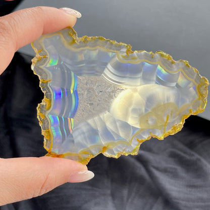 虹彩瑪瑙是一種細帶狀、半透明的石髓 (Chalcedony)，並且可將透射光分解成為光譜顏色。”Iris”意為”彩虹”或”虹彩虹色的”，源自於希臘彩虹女神的名字。  Iris agate is a finely-banded, translucent variety of chalcedony that breaks up transmitted light into spectral colors. The word “Iris” means “rainbow” or “to make iridescent” and is derived from the name of the Greek goddess of the rainbow.     *以上資料轉載自 “GIA Hong Kong - Jul 2021”