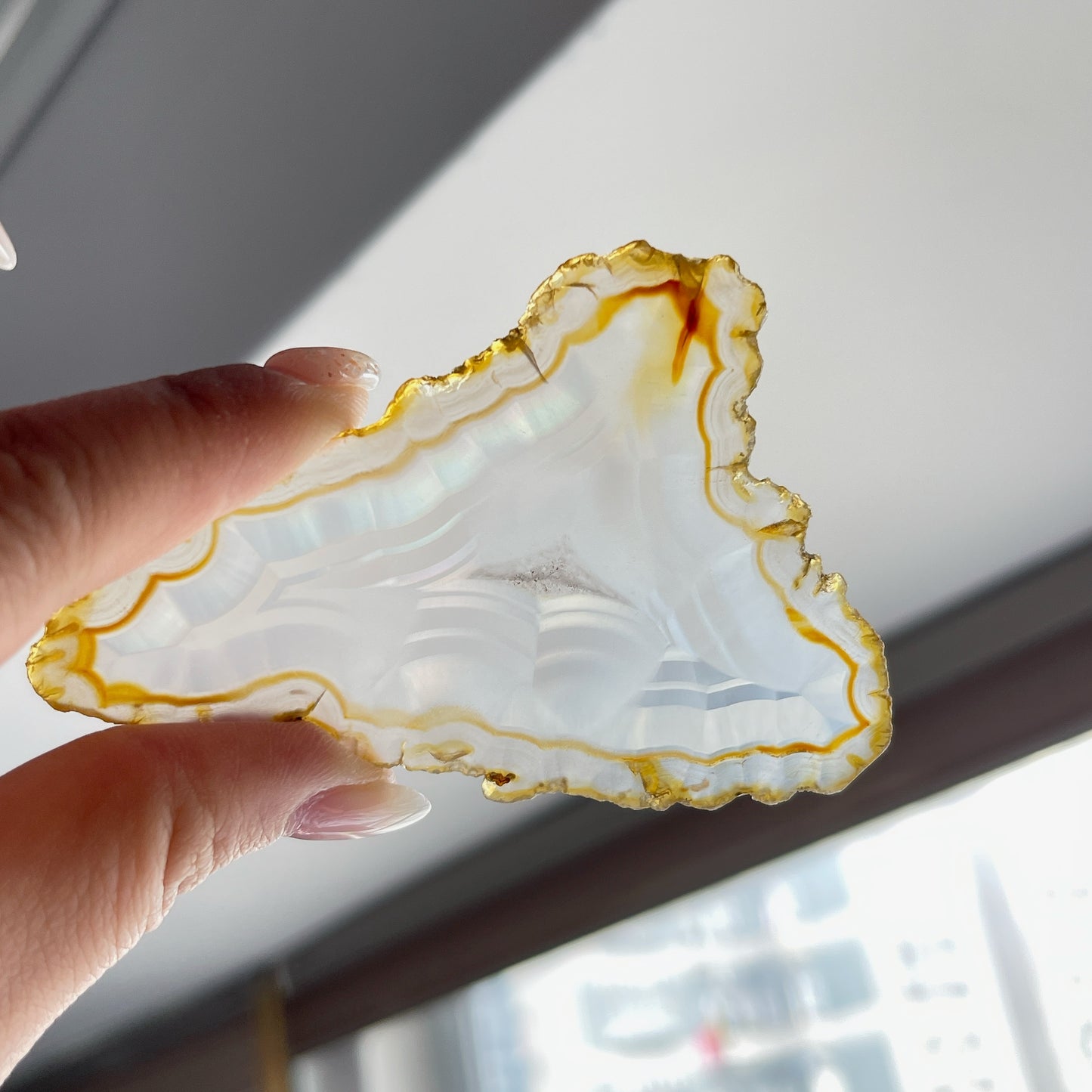 虹彩瑪瑙是一種細帶狀、半透明的石髓 (Chalcedony)，並且可將透射光分解成為光譜顏色。”Iris”意為”彩虹”或”虹彩虹色的”，源自於希臘彩虹女神的名字。  Iris agate is a finely-banded, translucent variety of chalcedony that breaks up transmitted light into spectral colors. The word “Iris” means “rainbow” or “to make iridescent” and is derived from the name of the Greek goddess of the rainbow.     *以上資料轉載自 “GIA Hong Kong - Jul 2021”