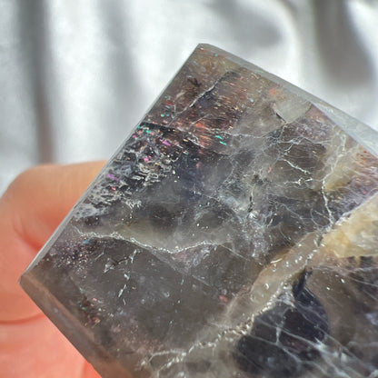 Sunstone Iolite  太陽石堇青石結合了Sunstone的溫暖喜悅和Iolite的涼爽平靜，幫助我們看到可能性。當生活感覺混亂，他能幫助我們重新接地並冷靜地評估情況。而且激活了我們解決問題的技能，鼓勵邏輯和直覺思維，帶來新的視角。太陽石堇青石推薦給任何想在身心上更健康的人，幫助我們養成健康的習慣並持開放態度。