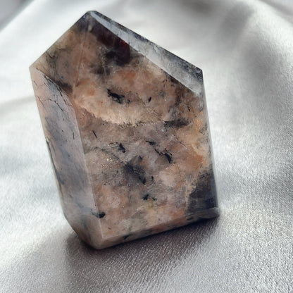  太陽石堇青石共生隨形  Sunstone Iolite  太陽石堇青石結合了Sunstone的溫暖喜悅和Iolite的涼爽平靜，幫助我們看到可能性。當生活感覺混亂，他能幫助我們重新接地並冷靜地評估情況。而且激活了我們解決問題的技能，鼓勵邏輯和直覺思維，帶來新的視角。太陽石堇青石推薦給任何想在身心上更健康的人，幫助我們養成健康的習慣並持開放態度。