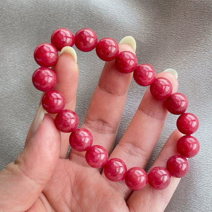 薔薇輝石

薔薇輝石 又名 [ 玫瑰石 ]

是一種不透明的矽酸錳礦物，色調從淡粉色到深紅色不等

它具有玻璃光澤由方解石、鐵和鎂等其他礦物質組成



-消除紊亂思緒，保持清晰思考

-增加親和力，建立自信心

-有助培養高貴情操，擴闊心胸

-有助調和親情，友情，愛情的關係