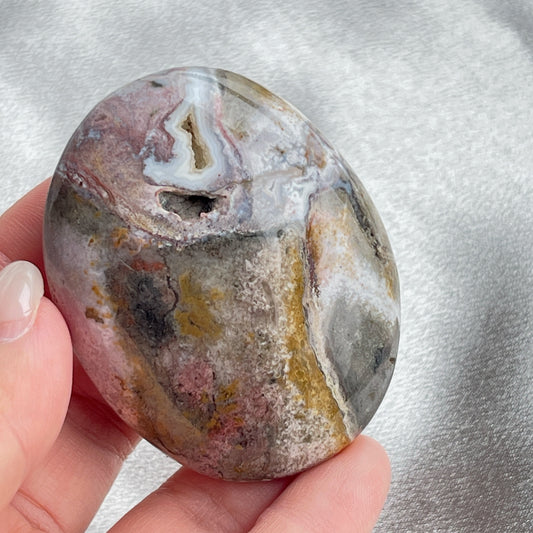 海洋碧玉手把  Pastels 感覺的顏色是真的很吸引的，有一種很平靜的感覺  海洋碧玉又名海洋石，是馬達加斯加的特產，最初發現於沿海地區，顏色範圍廣泛，色彩多樣性，大多數是由不透明的玉髓及石英組成的，而有些部分則是半透明及結晶化的。而海洋碧玉也稱作球形碧玉(Orbicular Jasper)。  海洋碧玉是你心情覺得沮喪時的好夥伴  -穩定情緒，平衡身心  -釋除負面的自我認知  -排走負能量，令頭腦清晰  -開啟內心的快樂和滿足