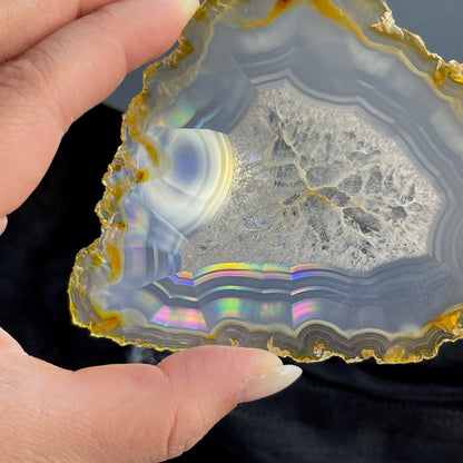虹彩瑪瑙是一種細帶狀、半透明的石髓 (Chalcedony)，並且可將透射光分解成為光譜顏色。”Iris”意為”彩虹”或”虹彩虹色的”，源自於希臘彩虹女神的名字。  Iris agate is a finely-banded, translucent variety of chalcedony that breaks up transmitted light into spectral colors. The word “Iris” means “rainbow” or “to make iridescent” and is derived from the name of the Greek goddess of the rainbow.     *以上資料轉載自 “GIA Hong Kong - Jul 2021”