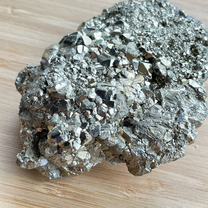 黃鐵礦又名愚人金(Fool’s Gold)  黃鐵礦是鐵和硫所形成的礦物，外觀反射出金黃色的光芒，所以會有人將黃鐵礦和黃金搞混。  🔮聚財法寶🔮  除了大家都十分熟悉的招財聚財功效外，其實黃鐵礦還可以用作辟邪，清除負氣場，淨化室內環境之用。  ** 記得盡量不要將黃鐵礦接觸水氣，盡量保持乾爽，平時得閒用乾紙巾抹抹保持閃令令就可以了😊     Origin : Peru 🇵🇪