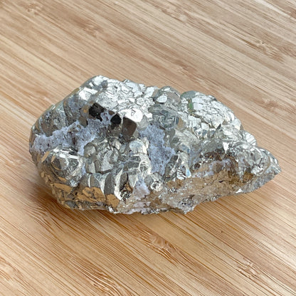 黃鐵礦又名愚人金(Fool’s Gold)  黃鐵礦是鐵和硫所形成的礦物，外觀反射出金黃色的光芒，所以會有人將黃鐵礦和黃金搞混。  🔮聚財法寶🔮  除了大家都十分熟悉的招財聚財功效外，其實黃鐵礦還可以用作辟邪，清除負氣場，淨化室內環境之用。  ** 記得盡量不要將黃鐵礦接觸水氣，盡量保持乾爽，平時得閒用乾紙巾抹抹保持閃令令就可以了😊     Origin : Peru 🇵🇪