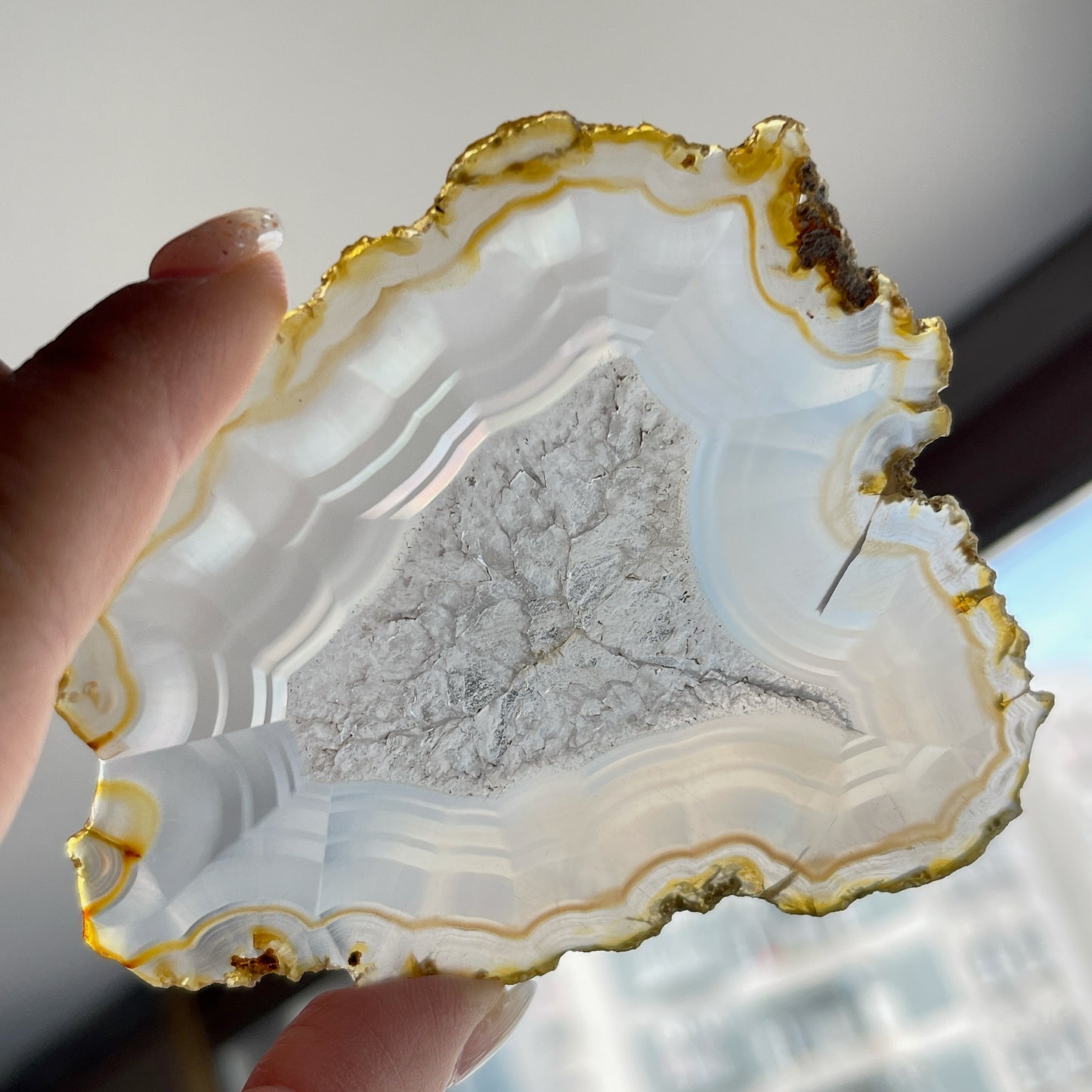 虹彩瑪瑙是一種細帶狀、半透明的石髓 (Chalcedony)，並且可將透射光分解成為光譜顏色。”Iris”意為”彩虹”或”虹彩虹色的”，源自於希臘彩虹女神的名字。  Iris agate is a finely-banded, translucent variety of chalcedony that breaks up transmitted light into spectral colors. The word “Iris” means “rainbow” or “to make iridescent” and is derived from the name of the Greek goddess of the rainbow.     *以上資料轉載自 “GIA Hong Kong - Jul 2021”