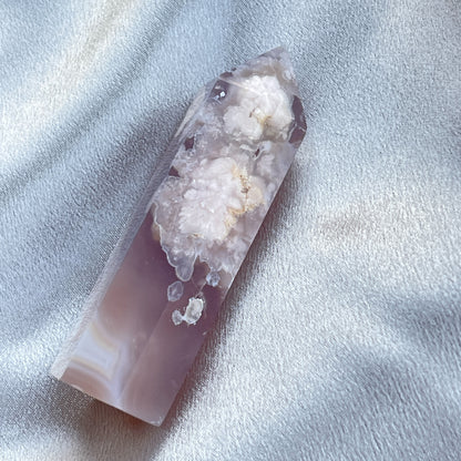 櫻花瑪瑙柱  好美的粉紅櫻花圖案，分布在柱子的兩側，顏色，形態都很別緻，襯托得很有美感。  瑪瑙-Agate品種繁多，整個瑪瑙家族十分龐大。其中一種瑪瑙充滿溫柔優雅之美，深受女仕們喜愛，就是櫻花瑪瑙 - Blossoms Agate🌸  櫻花瑪瑙被視為寶石中的「第三眼」，靈性十足，象徵友善與愛心，也代表希望。  櫻花瑪瑙晶體內含粉白色、猶如朵朵盛開之櫻花的共生礦，每枝形態獨一無二，為人帶來溫柔細膩的內涵，會令人要停下來慢慢欣賞佢嘅美。  -能令人精神放鬆，減少失眠症狀  -瑪瑙具有平衡，穩定及保護的作用  -也是護身符及辟邪物，有保平安功效  -瑪瑙維持身心和諧，增強愛、忠誠及勇氣