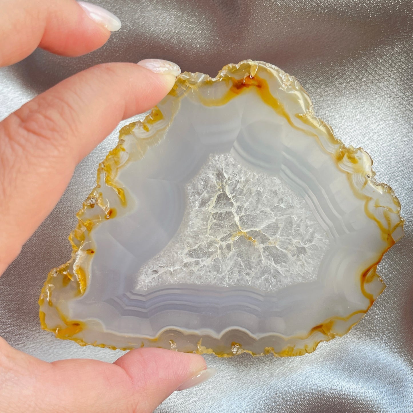 虹彩瑪瑙是一種細帶狀、半透明的石髓 (Chalcedony)，並且可將透射光分解成為光譜顏色。”Iris”意為”彩虹”或”虹彩虹色的”，源自於希臘彩虹女神的名字。  Iris agate is a finely-banded, translucent variety of chalcedony that breaks up transmitted light into spectral colors. The word “Iris” means “rainbow” or “to make iridescent” and is derived from the name of the Greek goddess of the rainbow.     *以上資料轉載自 “GIA Hong Kong - Jul 2021”