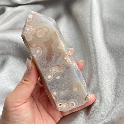 這一枝瑪瑙顏色好透徹圓潤，櫻花圖案超級可愛、好看，簡約的風格，值得收藏。   瑪瑙-Agate品種繁多，整個瑪瑙家族十分龐大。其中一種瑪瑙充滿溫柔優雅之美，深受女仕們喜愛，就是櫻花瑪瑙 - Blossoms Agate🌸  櫻花瑪瑙被視為寶石中的「第三眼」，靈性十足，象徵友善與愛心，也代表希望。  櫻花瑪瑙晶體內含粉白色、猶如朵朵盛開之櫻花的共生礦，每枝形態獨一無二，為人帶來溫柔細膩的內涵，會令人要停下來慢慢欣賞佢嘅美。  -能令人精神放鬆，減少失眠症狀  -瑪瑙具有平衡，穩定及保護的作用  -也是護身符及辟邪物，有保平安功效  -瑪瑙維持身心和諧，增強愛、忠誠及勇氣