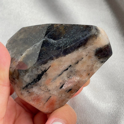  太陽石堇青石共生隨形  Sunstone Iolite  太陽石堇青石結合了Sunstone的溫暖喜悅和Iolite的涼爽平靜，幫助我們看到可能性。當生活感覺混亂，他能幫助我們重新接地並冷靜地評估情況。而且激活了我們解決問題的技能，鼓勵邏輯和直覺思維，帶來新的視角。太陽石堇青石推薦給任何想在身心上更健康的人，幫助我們養成健康的習慣並持開放態度。