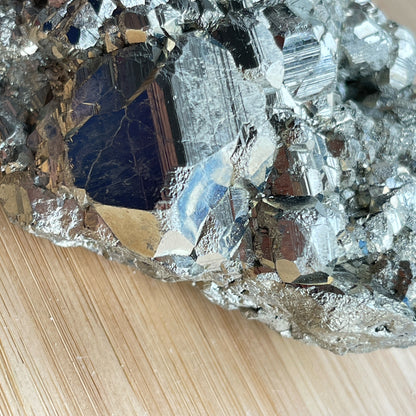黃鐵礦又名愚人金(Fool’s Gold)  黃鐵礦是鐵和硫所形成的礦物，外觀反射出金黃色的光芒，所以會有人將黃鐵礦和黃金搞混。  🔮聚財法寶🔮  除了大家都十分熟悉的招財聚財功效外，其實黃鐵礦還可以用作辟邪，清除負氣場，淨化室內環境之用。  ** 記得盡量不要將黃鐵礦接觸水氣，盡量保持乾爽，平時得閒用乾紙巾抹抹保持閃令令就可以了😊     Origin : Peru 🇵🇪