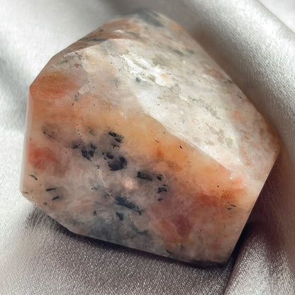  太陽石堇青石共生隨形  Sunstone Iolite  太陽石堇青石結合了Sunstone的溫暖喜悅和Iolite的涼爽平靜，幫助我們看到可能性。當生活感覺混亂，他能幫助我們重新接地並冷靜地評估情況。而且激活了我們解決問題的技能，鼓勵邏輯和直覺思維，帶來新的視角。太陽石堇青石推薦給任何想在身心上更健康的人，幫助我們養成健康的習慣並持開放態度。