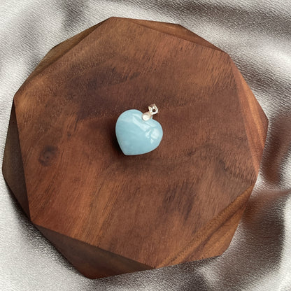 海藍寶   海藍寶是歐洲自古以來最為人喜愛的寶石，並以Aquamarine 這個丁語為名，意思指「海水」。  海藍寶與祖母綠一樣屬於「綠柱石族」的寶石，裡面的水藍色是微量的鐵元素所造成的。     -放鬆緊張情緒，提升做事的勇氣和自信  -提升表達能力⬆️  -適合工作上常常需要和人溝通的朋友