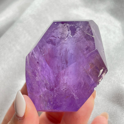 紫水晶隨形 紫水晶  -代表著智慧，幫助頭腦清晰  -增加機智，提高直覺力與潛意識  -有助思考，激發創意，加強記憶力  -有「社交之石」之稱，有助於常遇貴人  -紫色光招引人緣及貴人，具有中國風水學裡「因貴得財」之意。  -加強包容心、容忍性  -舒緩緊張情緒，鎮定安神