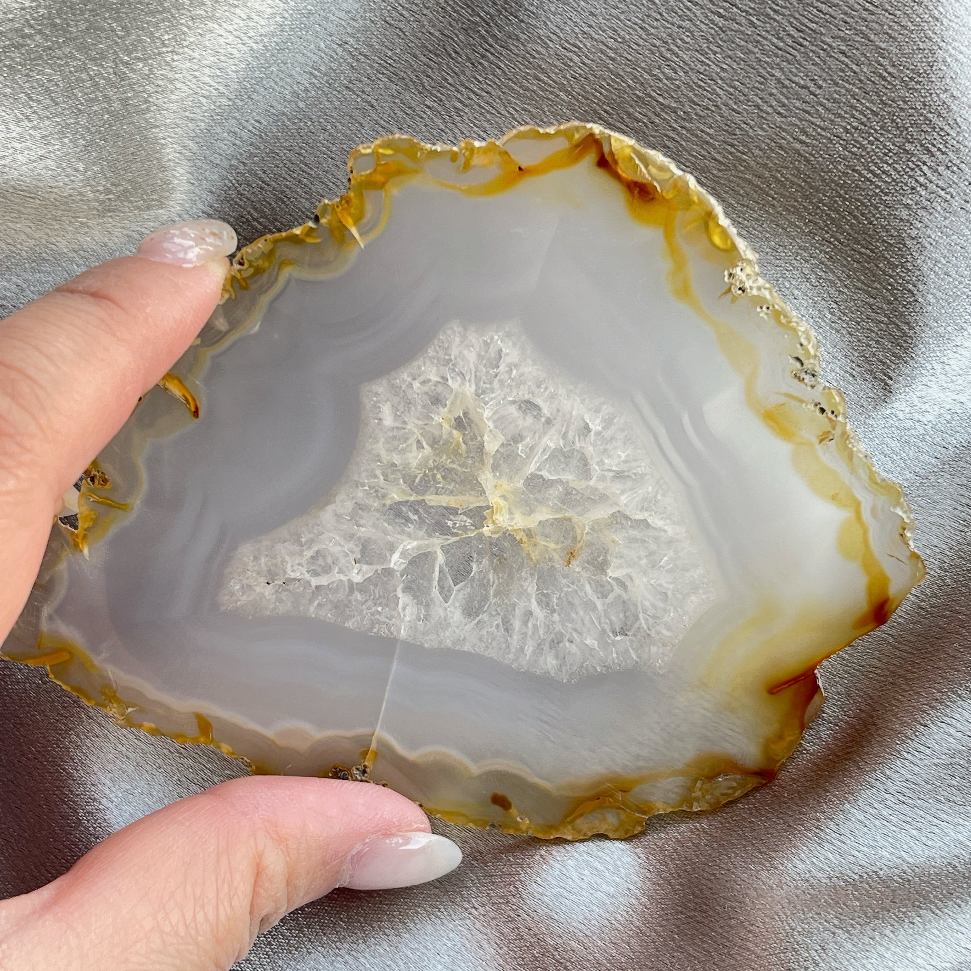 虹彩瑪瑙是一種細帶狀、半透明的石髓 (Chalcedony)，並且可將透射光分解成為光譜顏色。”Iris”意為”彩虹”或”虹彩虹色的”，源自於希臘彩虹女神的名字。  Iris agate is a finely-banded, translucent variety of chalcedony that breaks up transmitted light into spectral colors. The word “Iris” means “rainbow” or “to make iridescent” and is derived from the name of the Greek goddess of the rainbow.     *以上資料轉載自 “GIA Hong Kong - Jul 2021”