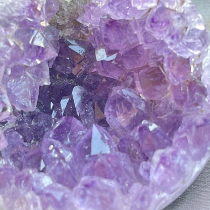 Brazil Amethyst Sphere 巴西紫晶開口笑球  開口笑水晶簇球是一種很多人喜愛的風水石，有招財聚財，招貴人之效用，如果想放置的位置唔容許擺設大型晶洞，這種開口笑一定會是最佳選擇😊  紫晶，一向代表著智慧，加強決策力，利人緣，對舒緩緊張情緒有幫助，促進問題解決。