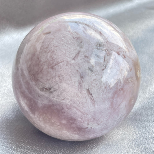 紫晶櫻花瑪瑙開口笑球  這是一個開口笑，是紫晶櫻花瑪瑙球，淡淡的紫粉紅色，再配上清晰的白瑪瑙紋💕  瑪瑙-Agate品種繁多，整個瑪瑙家族十分龐大。其中一種瑪瑙充滿溫柔優雅之美，深受女仕們喜愛，就是櫻花瑪瑙 - Blossoms Agate🌸  櫻花瑪瑙被視為寶石中的「第三眼」，靈性十足，象徵友善與愛心，也代表希望。  櫻花瑪瑙晶體內含粉白色、猶如朵朵盛開之櫻花的共生礦，每枝形態獨一無二，為人帶來溫柔細膩的內涵，會令人要停下來慢慢欣賞佢嘅美。  -能令人精神放鬆，減少失眠症狀  -瑪瑙具有平衡，穩定及保護的作用  -也是護身符及辟邪物，有保平安功效  -瑪瑙維持身心和諧，增強愛、忠誠及勇氣   