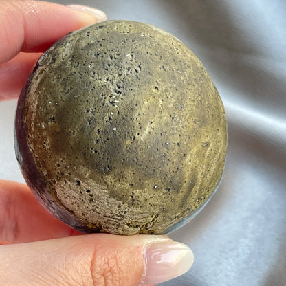 Brazil Amethyst Sphere 巴西紫晶開口笑球  
開口笑水晶簇球是一種很多人喜愛的風水石，有招財聚財，招貴人之效用，如果想放置的位置唔容許擺設大型晶洞，這種開口笑一定會是最佳選擇😊  紫晶，一向代表著智慧，加強決策力，利人緣，對舒緩緊張情緒有幫助，促進問題解決。