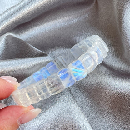 月亮石又名月光石 -是六月幸運誕生石：象徵健康、富貴 -有助穩定情緒和緩解負面情緒 -有助性格較衝動、說話率直的人變得較柔和 -放鬆身心，重拾平靜和諧 -能潤滑感情，是解決情侶紛爭的晶石