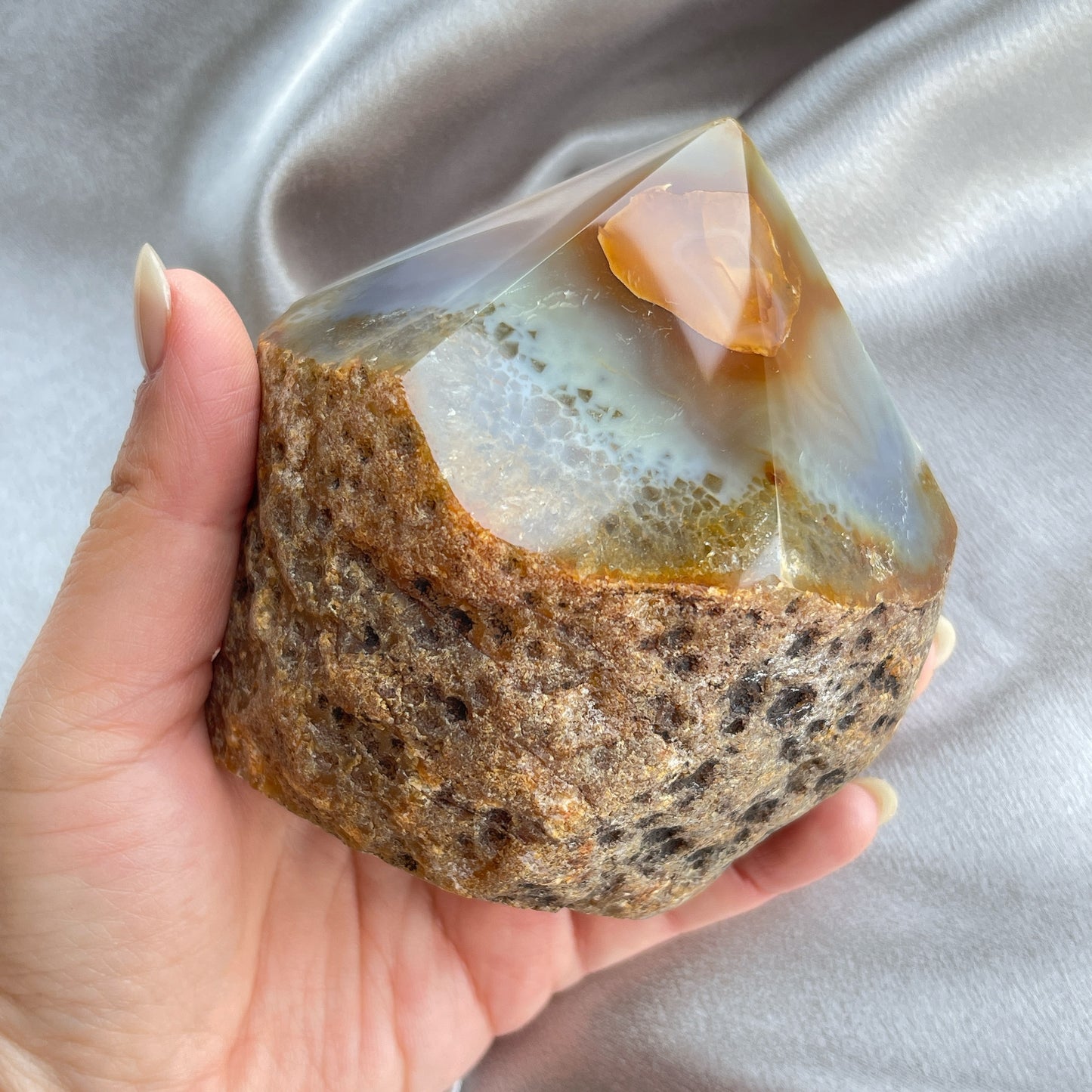 呢一lot agate cut base , 喜歡一些原始，簡單啲ge 朋友仔可以留意下，這款是只打磨上面嘅尖頂，底部則簡單切平，除了用作擺設外，佢哋size 非常適合放手串佢消磁的😊  -能令人精神放鬆，減少失眠症狀 -瑪瑙具有平衡，穩定及保護的作用 -也是護身符及辟邪物，有保平安功效 -瑪瑙維持身心和諧，增強愛、忠誠及勇氣