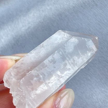 白水晶雙尖原石  今次巴西返左一lot 白水晶原石，全部未經打磨，全部保留了最原來的面貌，以及美麗嘅生長紋  -淨化人和空間裡的負能量  -釋放負能量，平衡內心的焦慮不安  -提升自我肯定，提升正能量  -幫助集中注意力，穩定情緒   