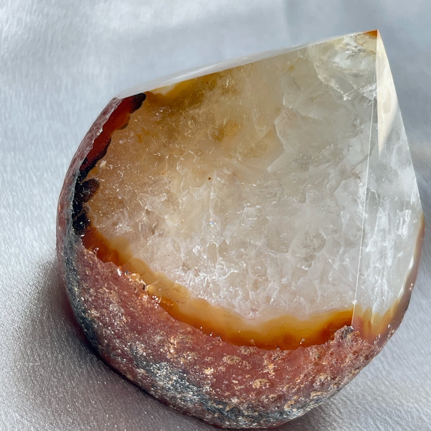 呢一lot agate cut base , 喜歡一些原始，簡單啲ge 朋友仔可以留意下，這款是只打磨上面嘅尖頂，底部則簡單切平，除了用作擺設外，佢哋size 非常適合放手串佢消磁的😊  -能令人精神放鬆，減少失眠症狀 -瑪瑙具有平衡，穩定及保護的作用 -也是護身符及辟邪物，有保平安功效 -瑪瑙維持身心和諧，增強愛、忠誠及勇氣